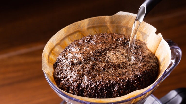 Kaffe som kokas i en vattenkokare