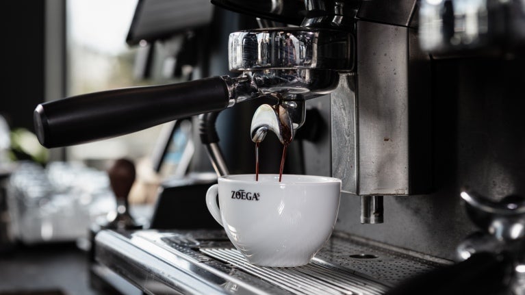 Zoégas-kaffe som kommer ut från kaffemaskinen.