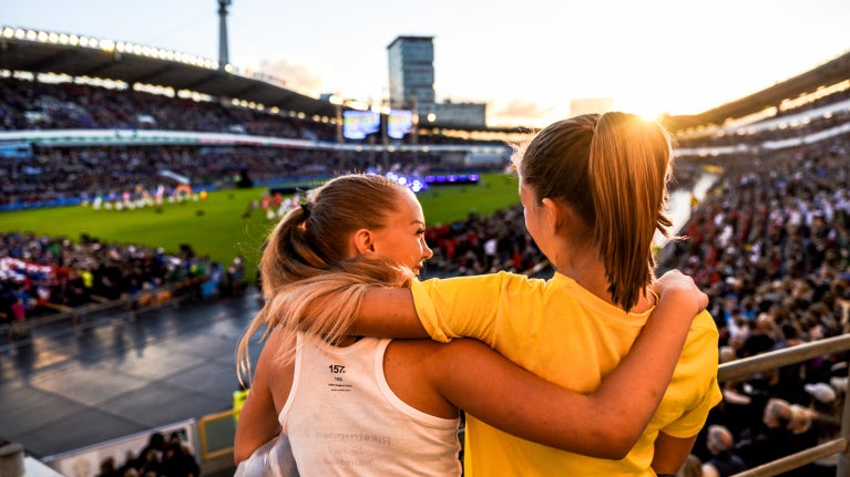 fotbollsspelare under Gothia cup på arena i solnedgång