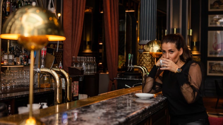 dricker kaffe i Elite hotel mollbergs bar