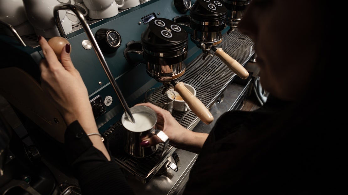 barista skummar mjölk