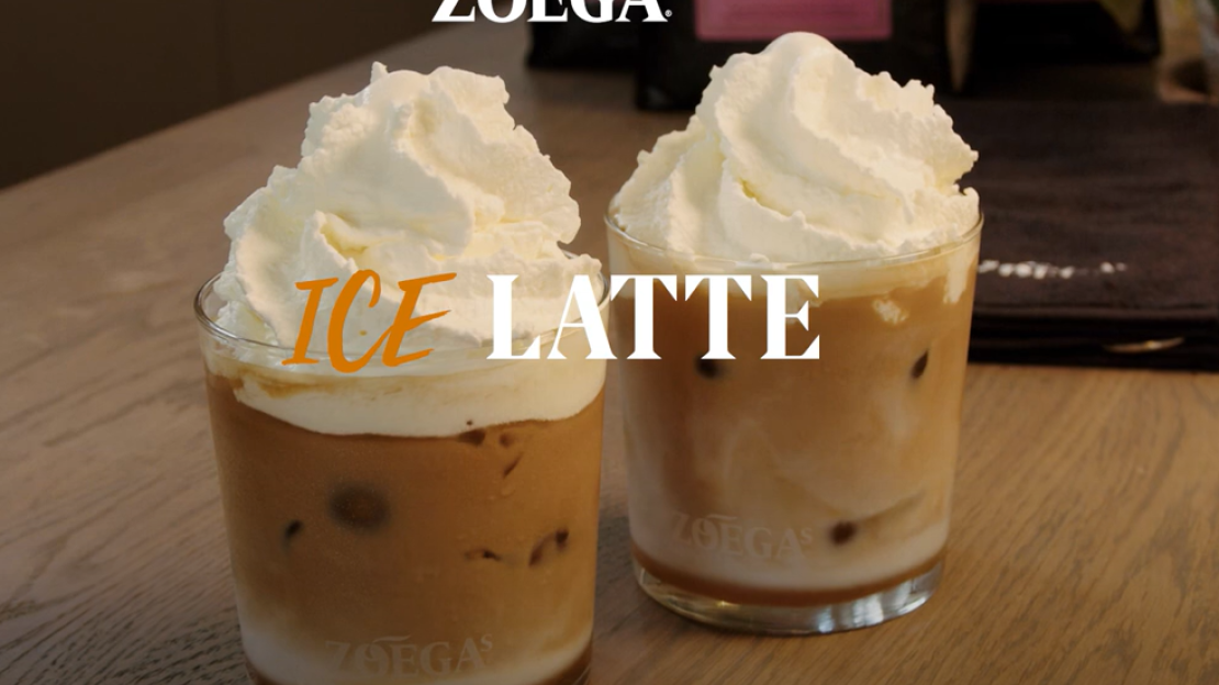 Två glas med islatte och grädde