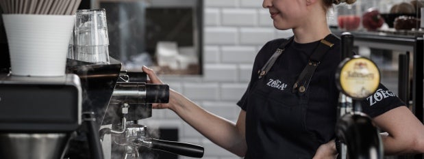 Barista i Zoégas t shirt tillreder espresso