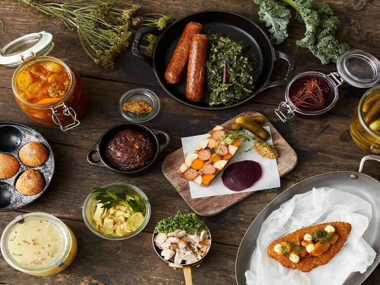 Træbord set fra oven med forskellige gastronomiske retter