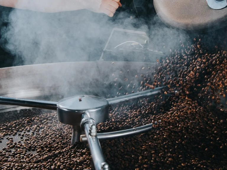 En kaffebönsmaskin som blir påfylld.