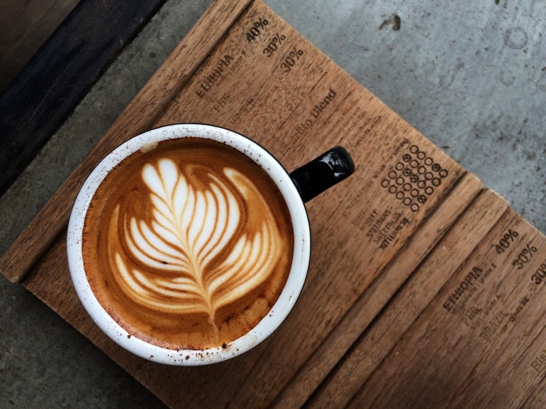 En cappuccino i en kopp