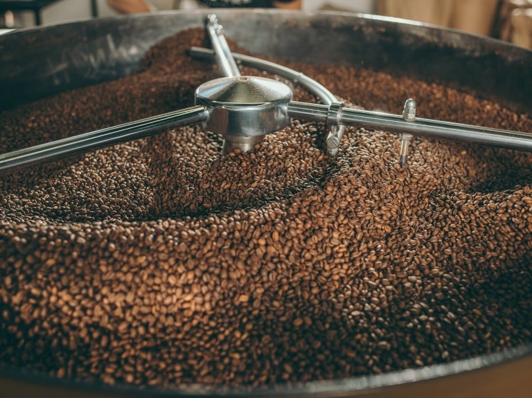Kaffebönor i en industriell maskin