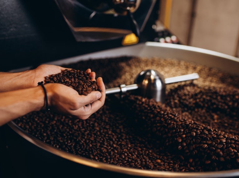 Kaffebønner i industriel kaffemaskine