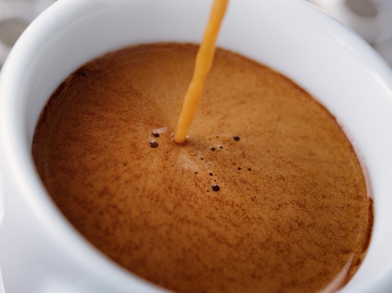 En kopp espresso tilberedes i en kopp