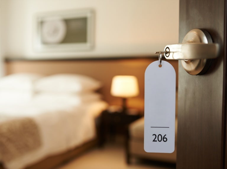 Hotellrum med hotellnyckeln i fokus