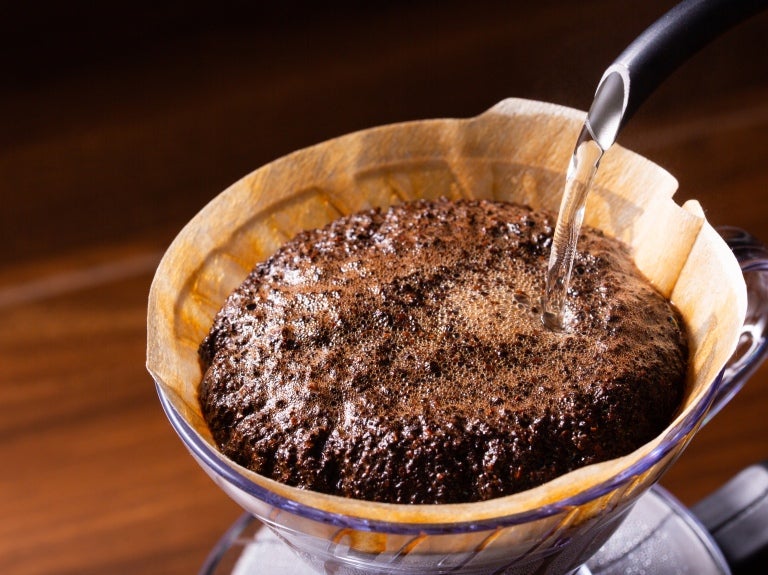 Kaffe som kokas i en vattenkokare