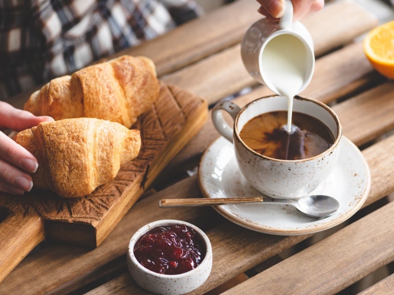 Et bord med kaffe og scones