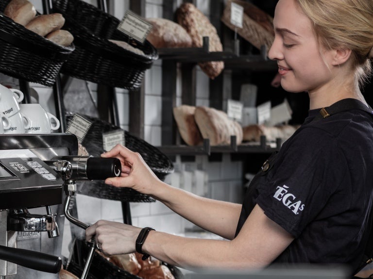 Restaurangpersonal som serverar Zoégas-kaffe