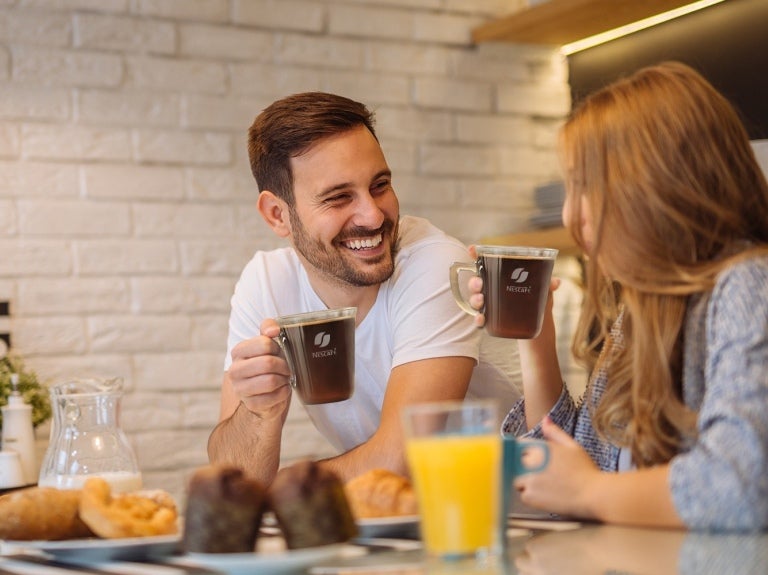 To personer som drikker kaffefra Nescafé kopper