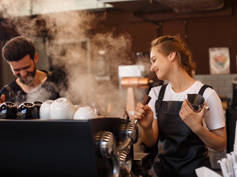 To baristaer tilbereder kaffe