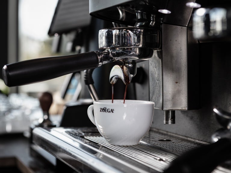 Zoégas-kaffe som kommer ut från kaffemaskinen.