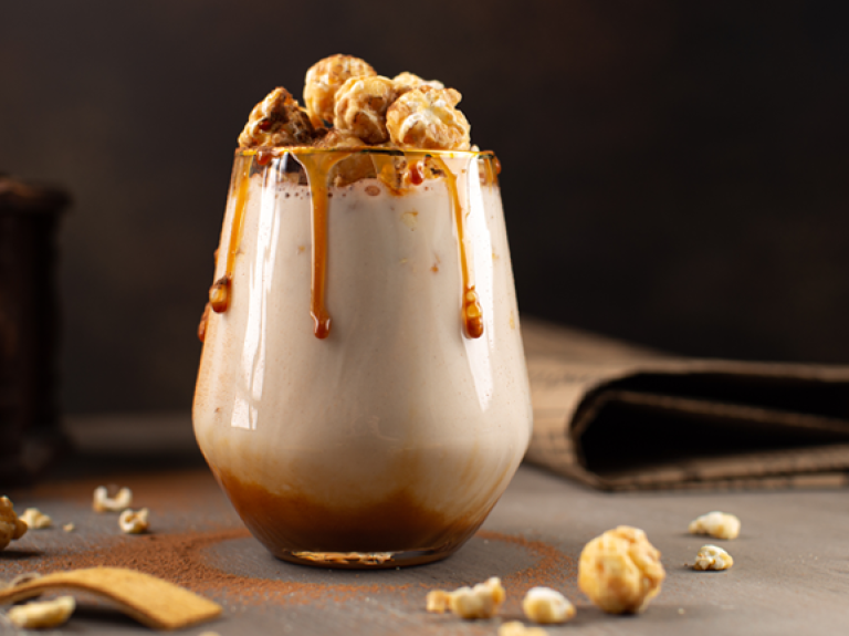 caramel latte i glas med popcorn