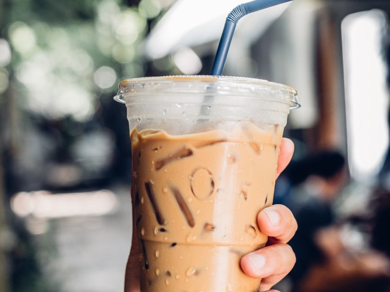 islatte i hand
