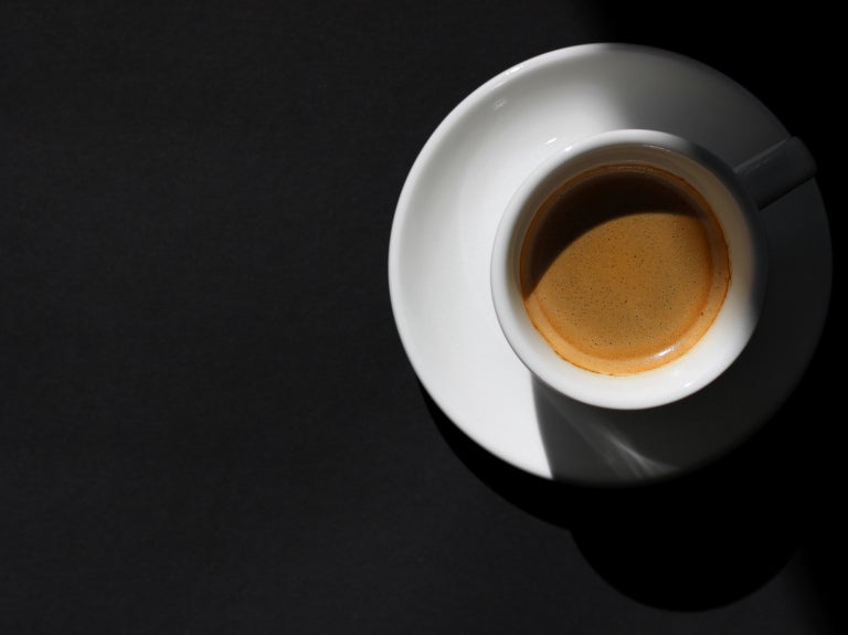 espresso kopp med dramatisk skugga