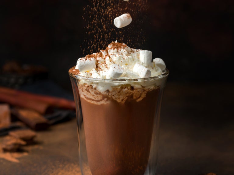servering varm choklad med grädde och marshmallows