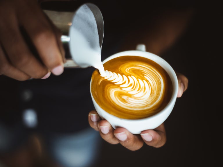 häller latte art i zoegas kopp