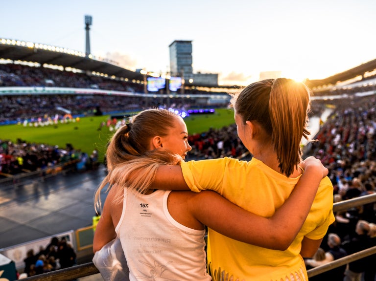 fotbollsspelare under Gothia cup på arena i solnedgång