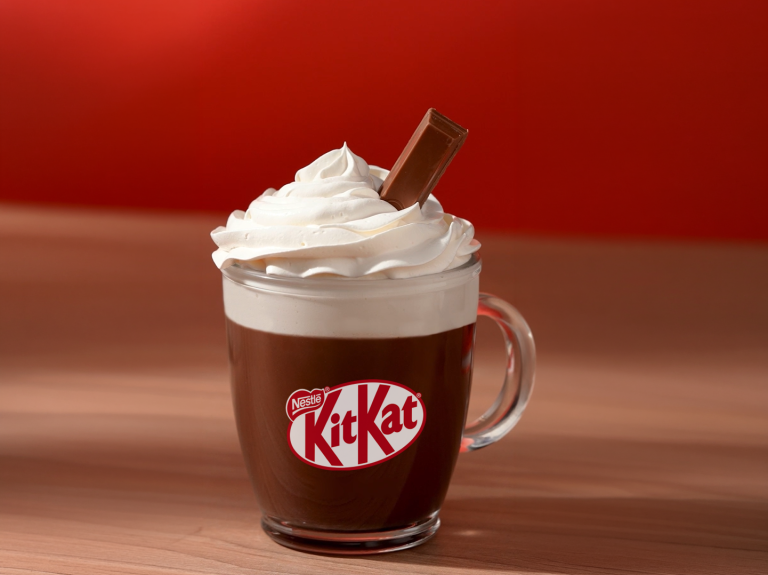 kitkat chokladdryck i glasmugg med grädde på toppen