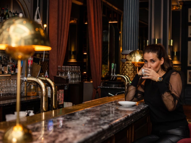dricker kaffe i Elite hotel mollbergs bar