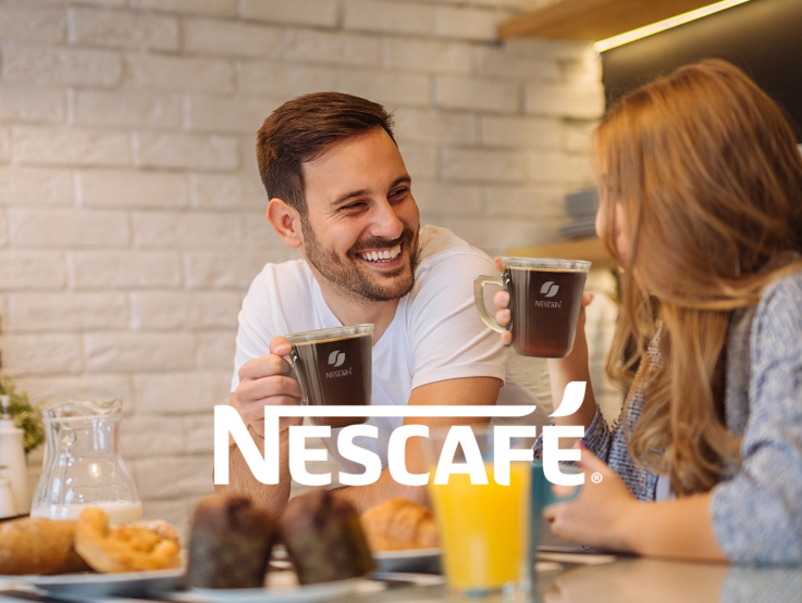 Iskaffe med melk som blir servert på en trebeskyttelse