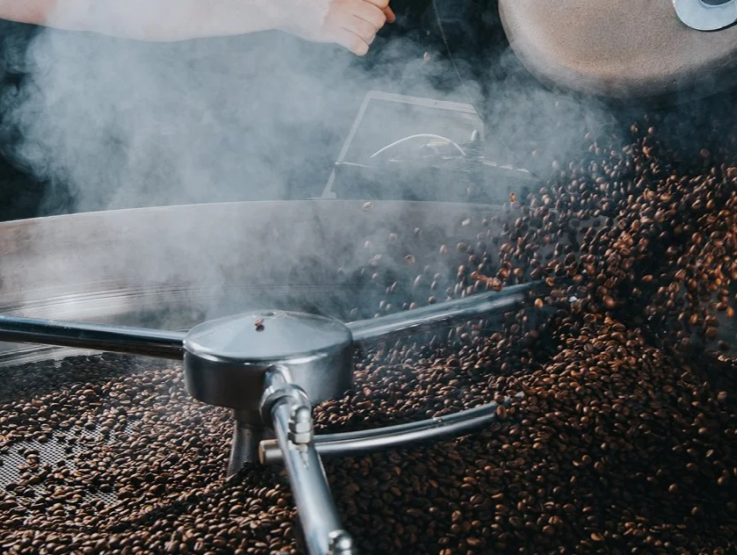 En kaffebönsmaskin som blir påfylld.