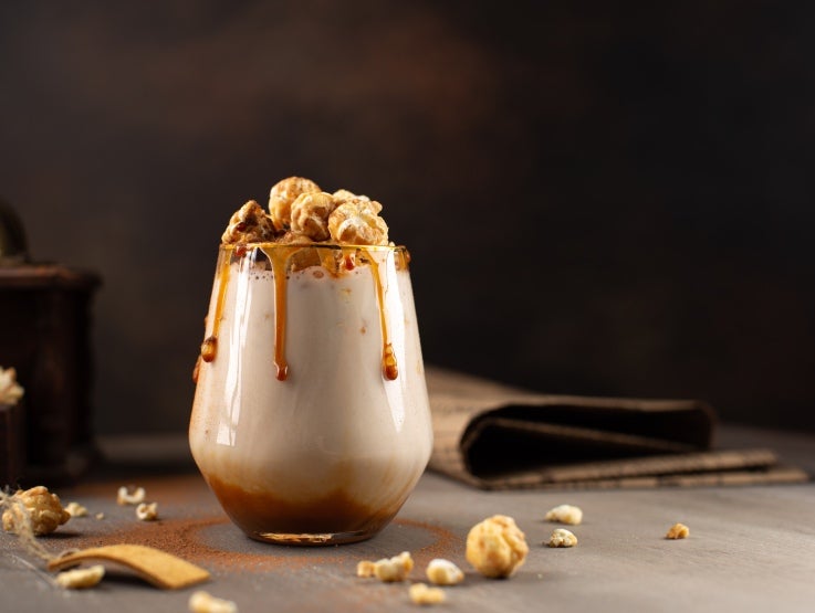 Kaffedrik med karamel og popcorn