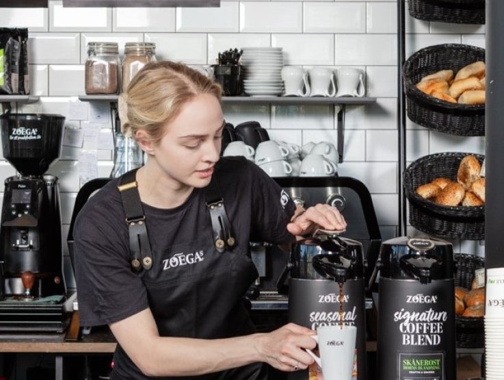 Barista häller upp kaffe från Zoégas termos