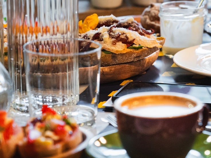 bord fyllt med kaffe, cappuccino och sötsaker