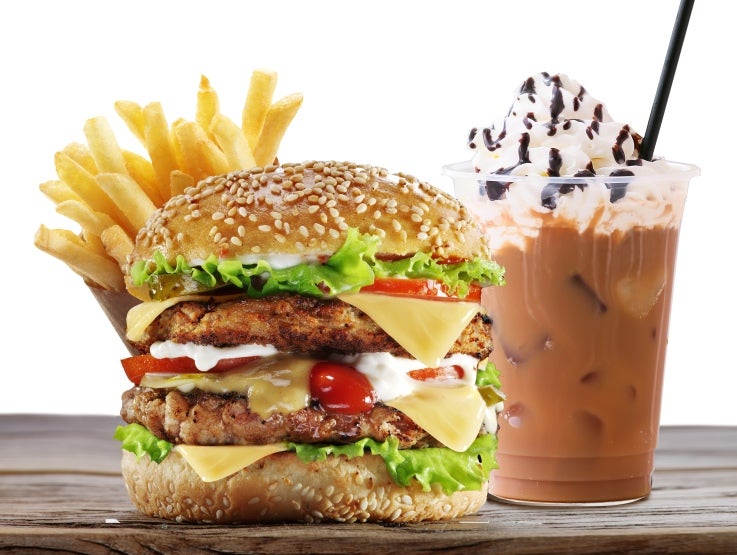 Fastfood: hamburgare, pommes frites och milkshake