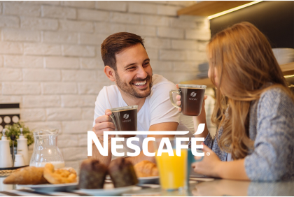 ett par dricker nescafé kaffe i ett café