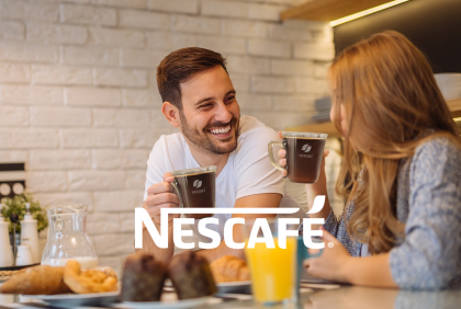 Iskaffe med melk som blir servert på en trebeskyttelse