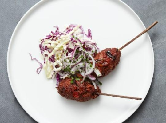 HARISSA KOFTA MED AROMATISK COLESLAW OCH TUNNBRÖD