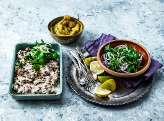 VEGAN MINCE MED TAHINI OCH FÄRSKA ÖRTER