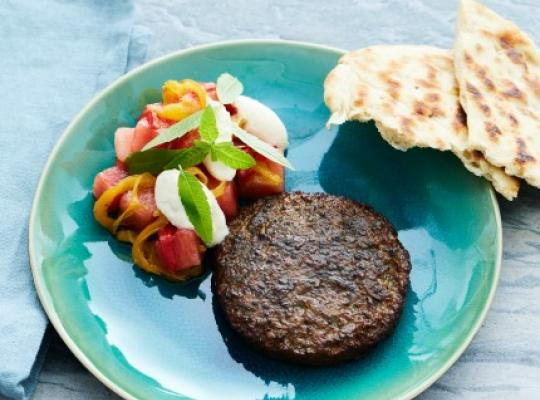 PEPPARGLASERAD BURGER DELUXE, GRILLAD PAPRIKA, VATTENMELONSALLAD MED GETOST OCH CITRONVERBENA