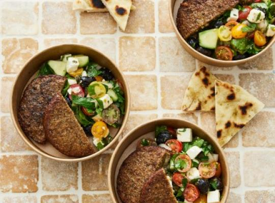 BURGER DELUXE MED PITABRÖD, GREKISK SALLAD OCH ROSTAD AUBERGINESÅS