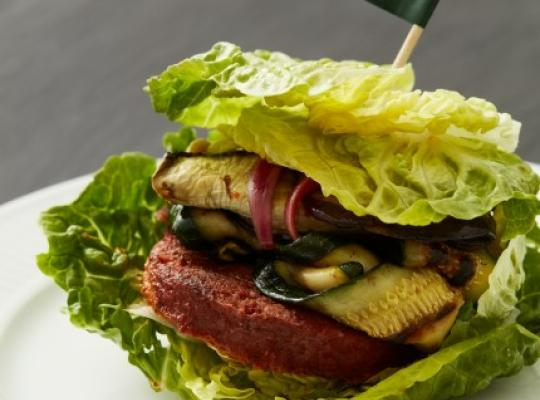 SALLADSBURGARE MED ROMESCOSÅS (VEGANSK)