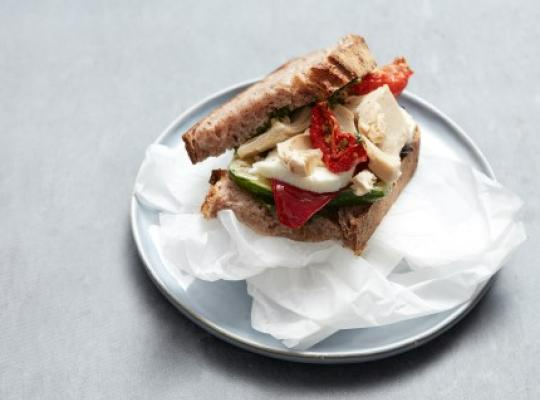 SANDWICH MED SURDEGSBRÖD, GRILLADE GRÖNSAKER OCH MOZZARELLA