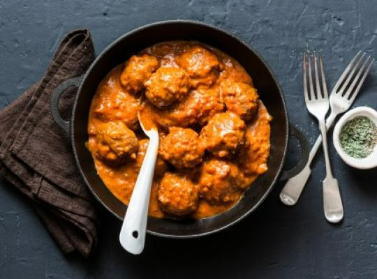 KRYDDIG MASSAMAN CURRY MED VEGAN BALLS