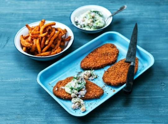 SPRÖD VEGAN SCHNITZEL MED SÖTPOTATISPOMMES OCH KIKÄRTS-TZATZIKI
