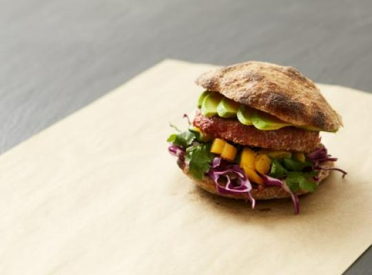 HAMBURGARE MED MANGO, ANANAS OCH JALAPEÑOS (VEGANSK)