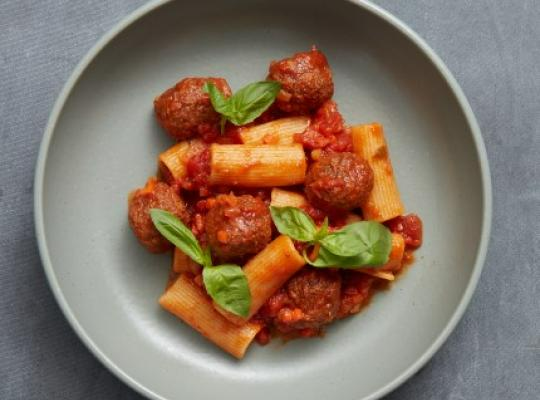 PASTA RIGATONI MED TOMAT OCH VEGAN BALLS