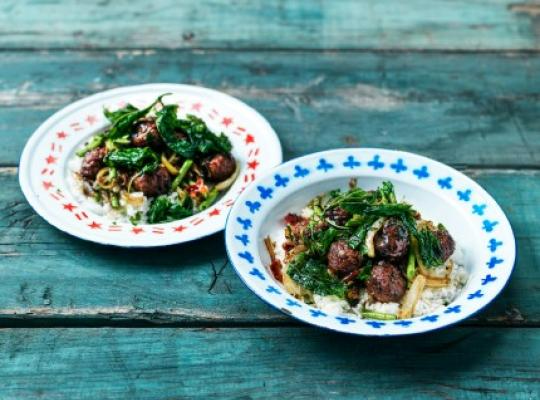 PAD GAPRAO MED VEGAN BALLS, HELIG BASILIKA, FERMENTERAD PEPPARSÅS OCH JASMINRIS
