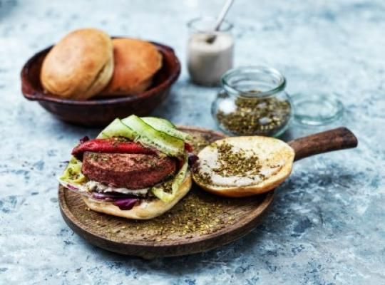 GRILLAD ZAATAR-BURGARE MED GRILLAD PAPRIKA, KRISPIG BITTERSALLAD OCH TAHINISÅS