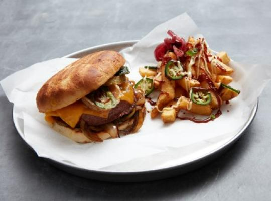 KRYDDIG SENSATIONAL™ BURGER MED BBQ-POMMES FRITES OCH JALAPEÑOS
