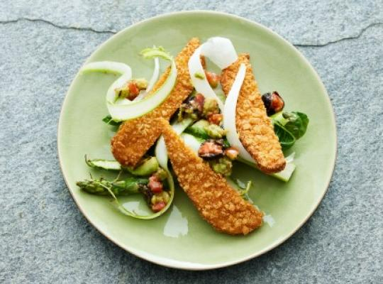 VÅRSALLAD MED VEGAN SCHNITZEL, SPARRIS, GRILLAD AVOKADO OCH SALTAD CITRONVINÄGRETT